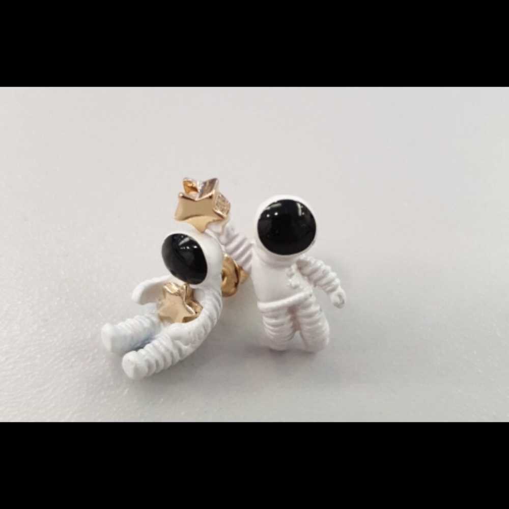 βοΈ 2/$24 Astronaut Earrings βοΈ - Picture 5 of 5